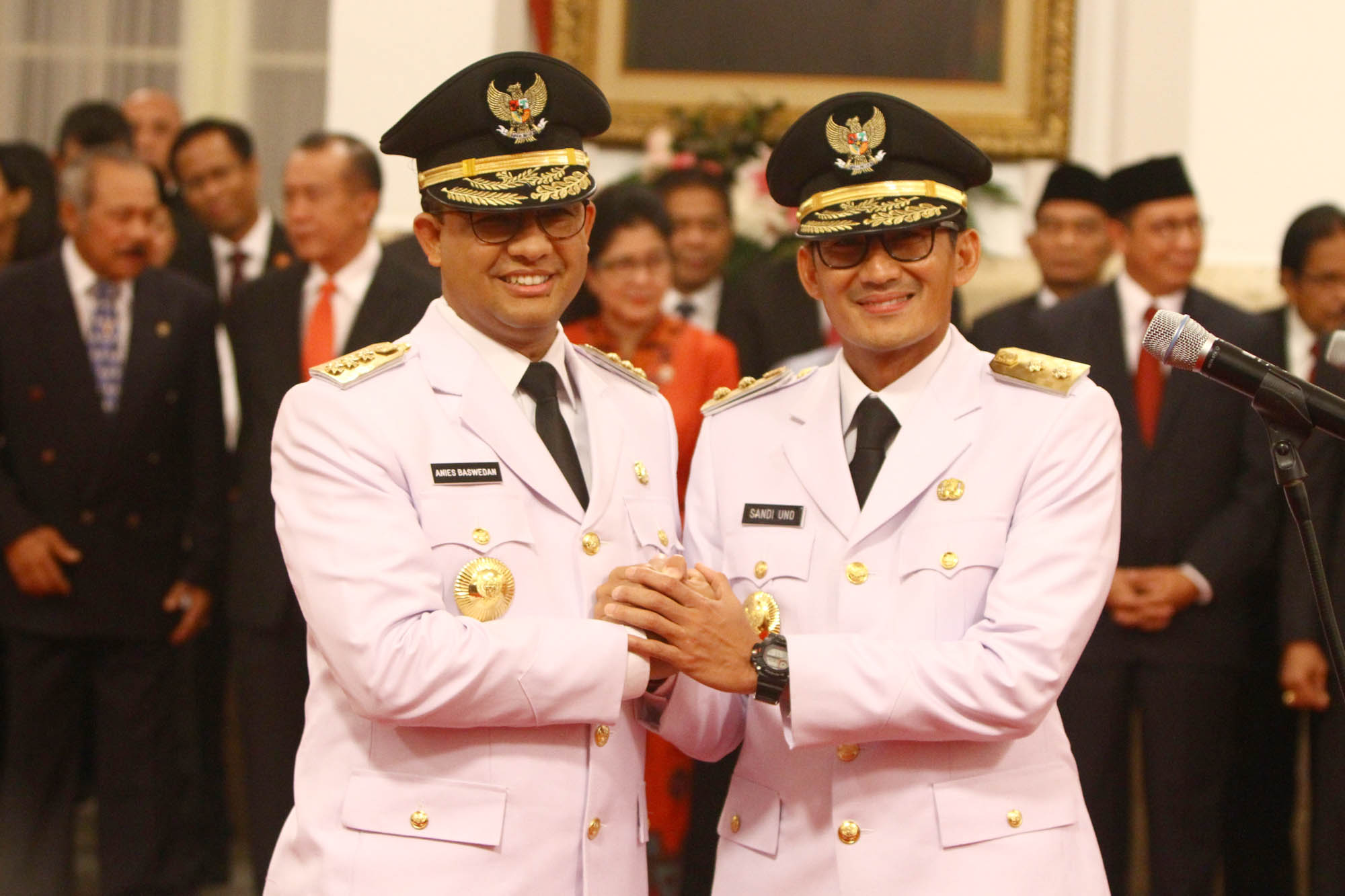 pelantikan-anies-dan-sandiaga-uno_20171016_190310.jpg
