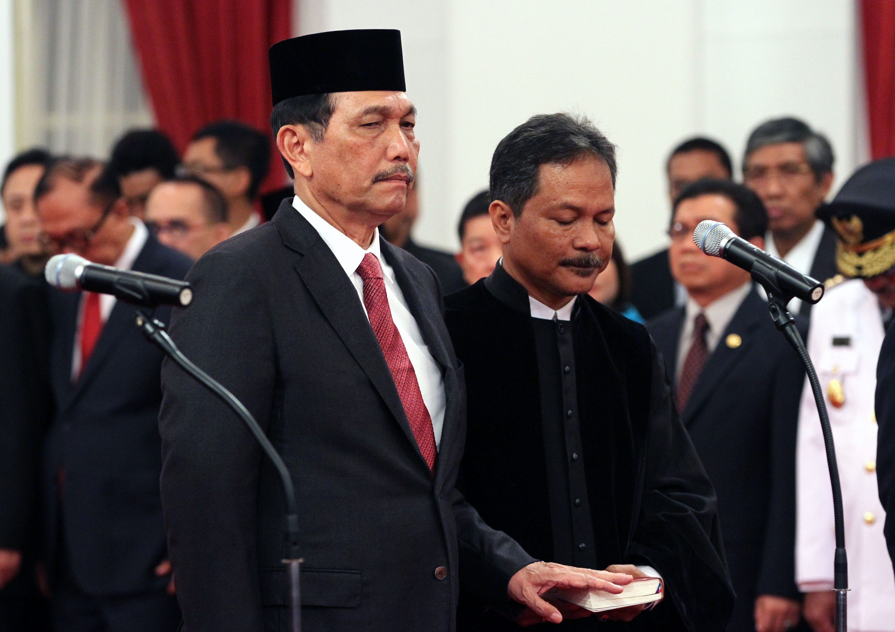 pelantikan-enam-menteri-baru_20150812_202846.jpg