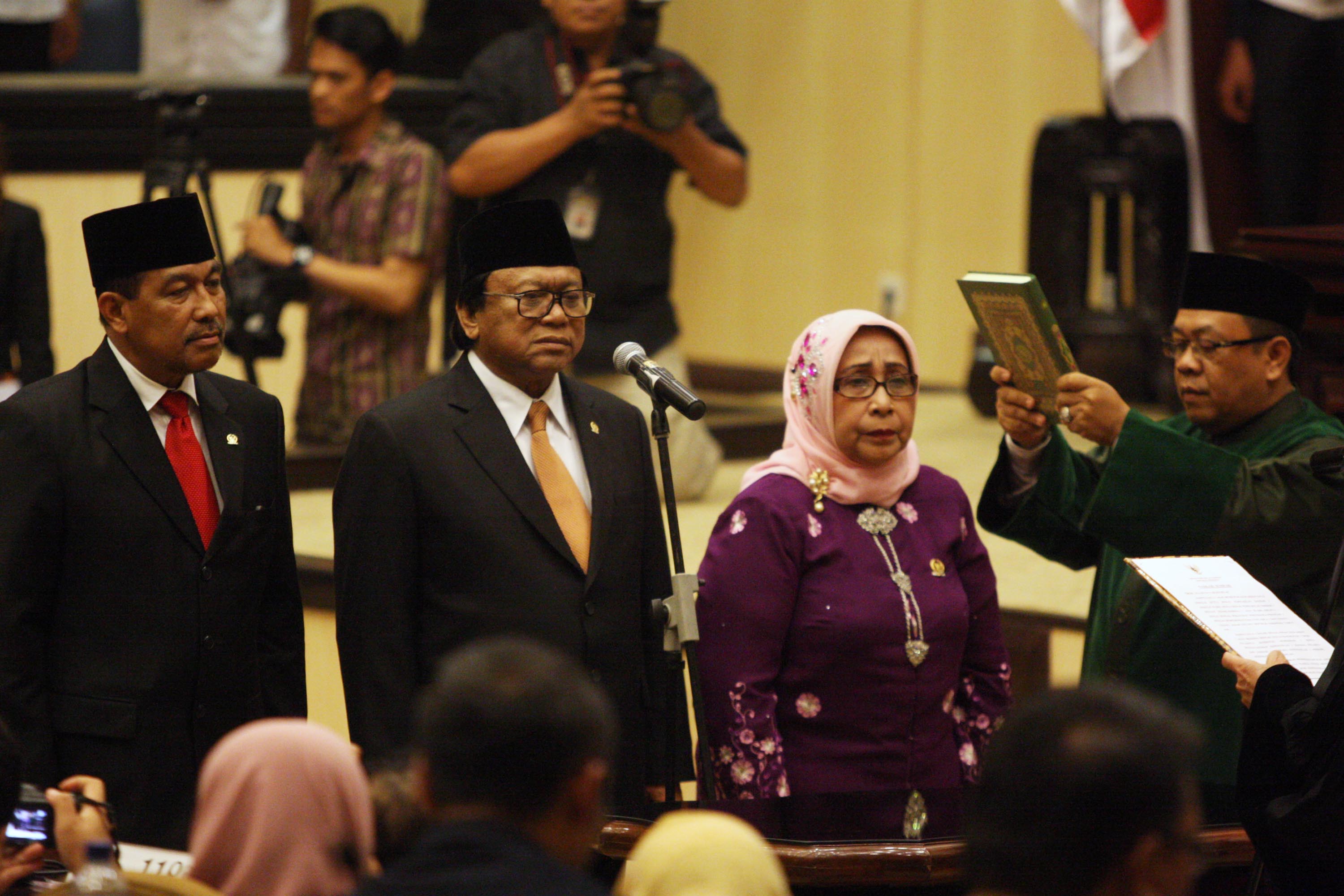 pelantikan-oesman-sapta-menjadi-ketua-dpd_20170405_002956.jpg