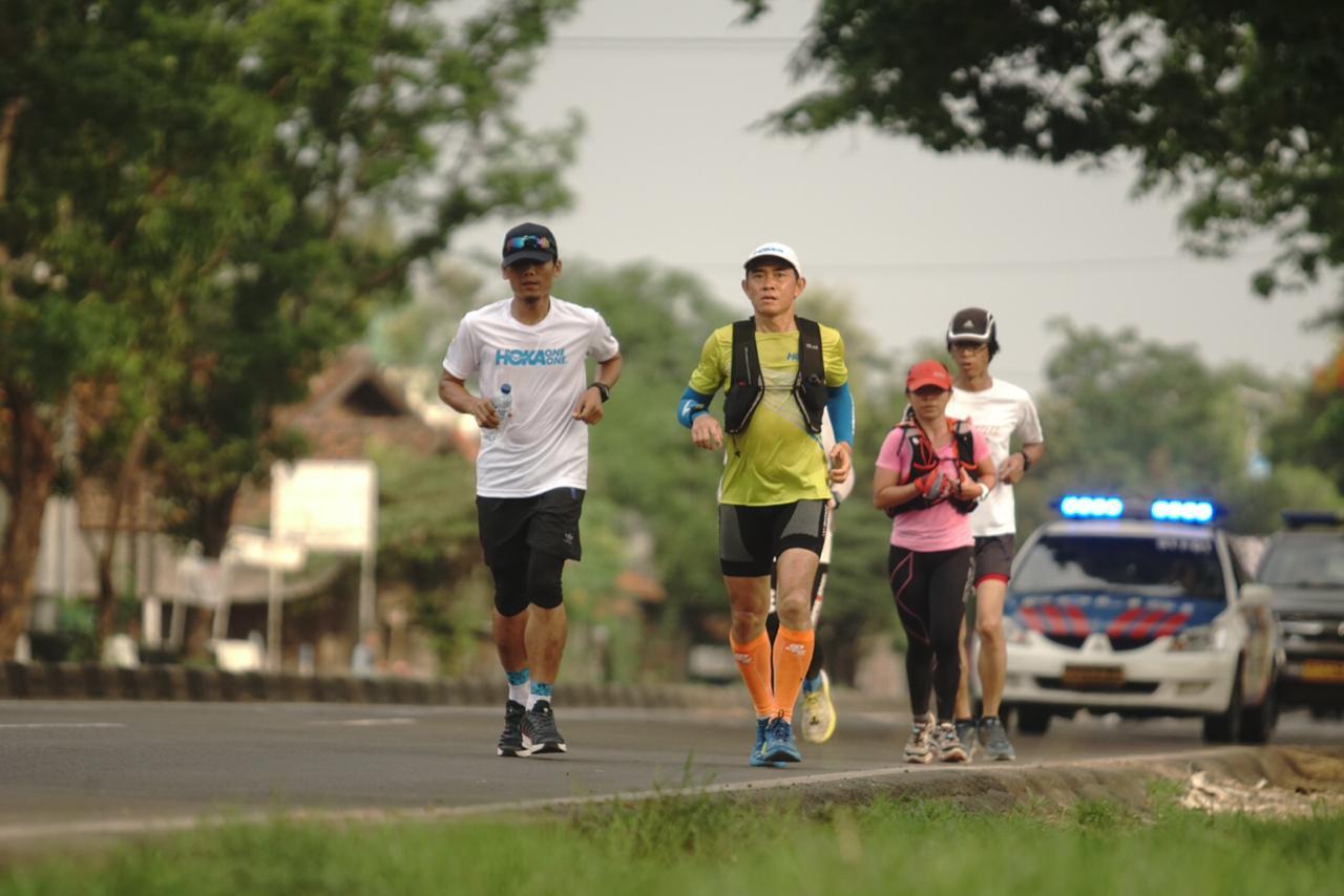 pelari-endurance-dan-ultra-marathon-hendra-wijaya-kanan-depan-berlari-2400-km.jpg