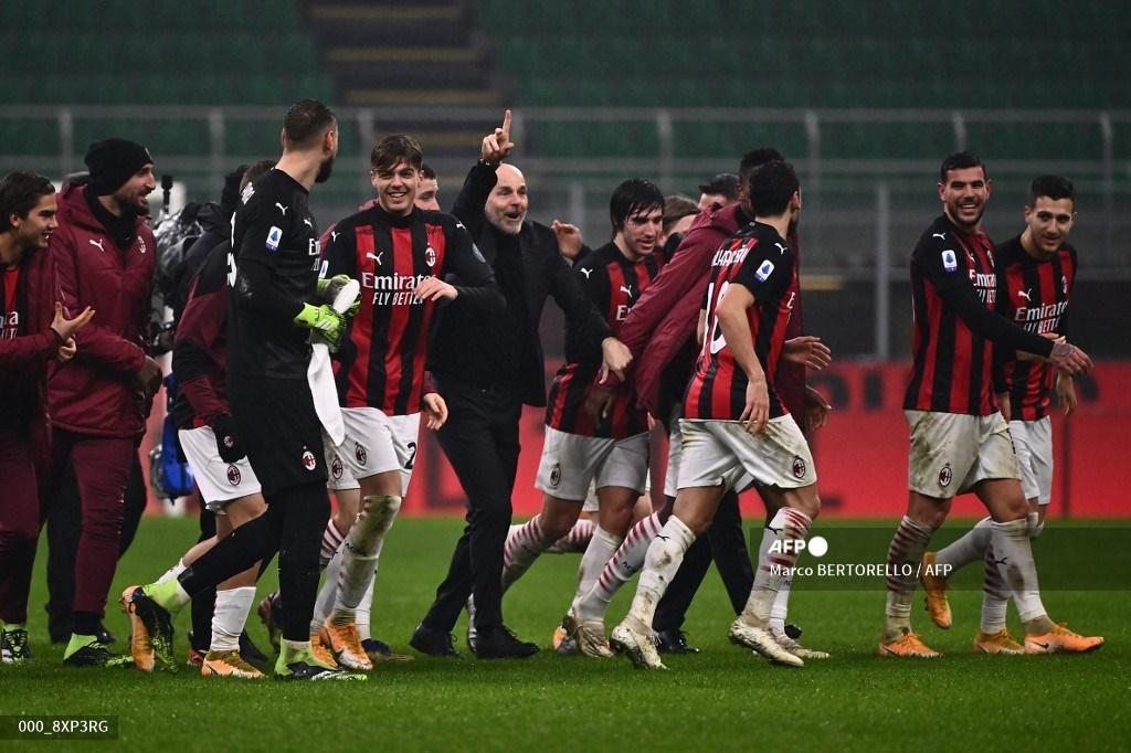 pelatih-ac-milan-stefano-pioli-tengah-bersama-daniel-maldini-dan-theo-hernandez.jpg