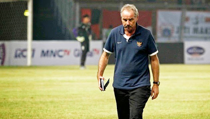 pelatih-alfred-riedl_20141203_220130.jpg