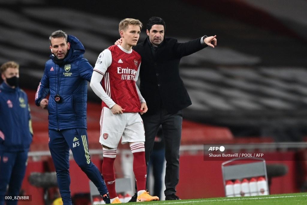 pelatih-arsenal-mikel-arteta-dengan-martin-odegaard.jpg