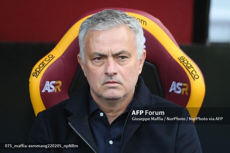 pelatih-as-roma-jose-mourinho-saat-menyaksikan-timnya-melawan-cagliari.jpg