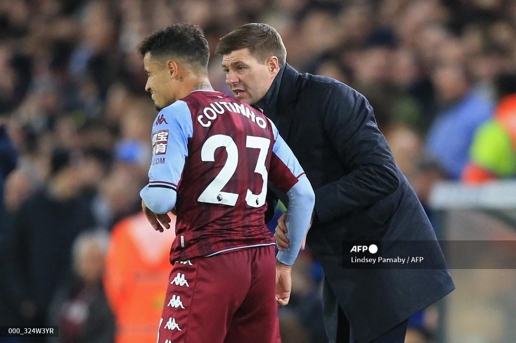 pelatih-aston-villa-steven-gerrard-kanan-berbicara-dengan-philippe-coutinho.jpg