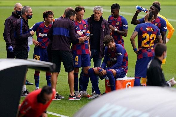 pelatih-barcelona-quique-setien-c-mengumpulkan-pemain-saat-lawan-celta-vigo.jpg