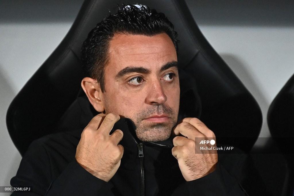pelatih-barcelona-xavi-hernandez-duduk-di-bench-pemain.jpg