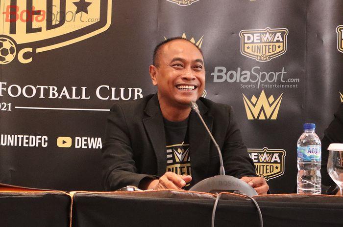 pelatih-baru-dewa-united-kas-hartadi-sedang-memberikan-keterangan-kepada-awak-media.jpg