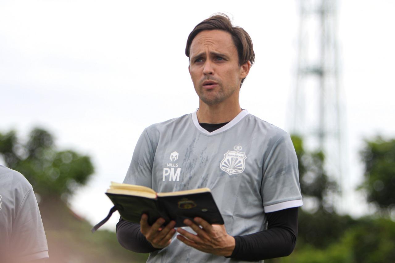 pelatih-bhayangkara-fc-paul-munster-saat-melatih.jpg