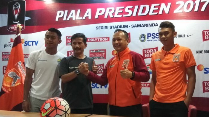 pelatih-borneo-fc-ricky-nelson-djajang-nurdjaman-febri-hariyadi-febri-haryadi_20170302_123159.jpg