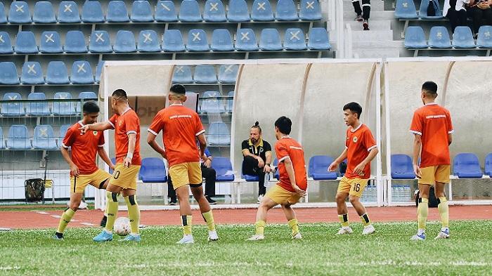 pelatih-brunei-mario-rivera-memantau-skuad-timnas-brunei-latihan.jpg