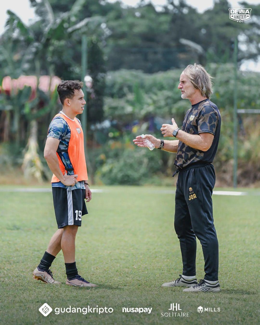 pelatih-dewa-united-jan-olde-riekerink-kanan-bersama-egy-maulana.jpg