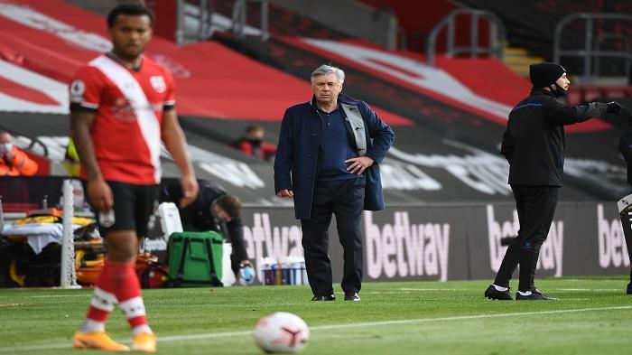 pelatih-everton-carlo-ancelotti-berdiri-di-garis-sentuh-selama-pertandingan-melawan-southampton.jpg