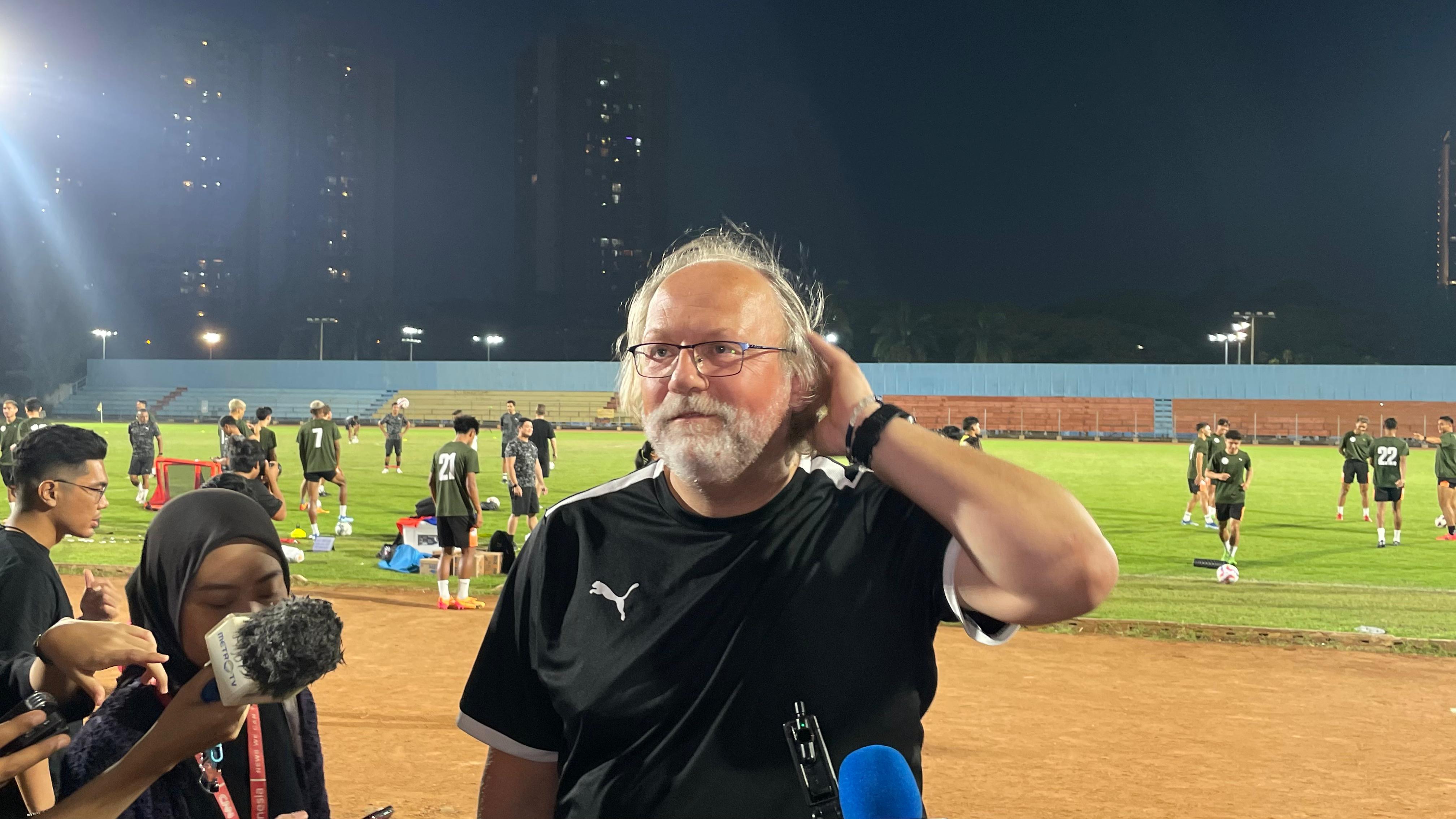 pelatih-filipina-tom-saintfiet-dalam-sesi-latihan.jpg