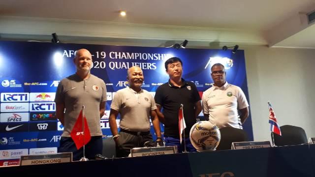 pelatih-hong-kong-tholakur-mararnason-pelatih-indonesia-fakhri-husaini.jpg