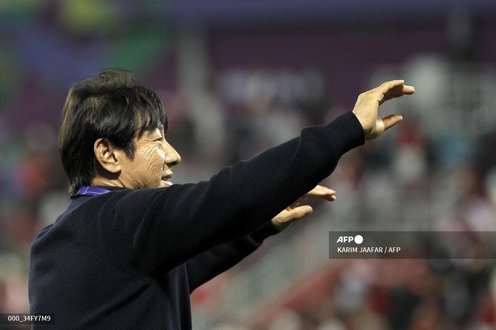 pelatih-indonesia-korea-selatan-shin-tae-yong-memberi-isyarat-kepada-para-penggemar.jpg