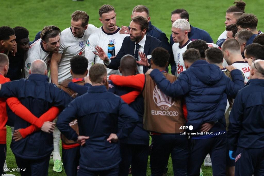 pelatih-inggris-gareth-southgate-tengah-berbicara-kepada-para-pemainnya.jpg