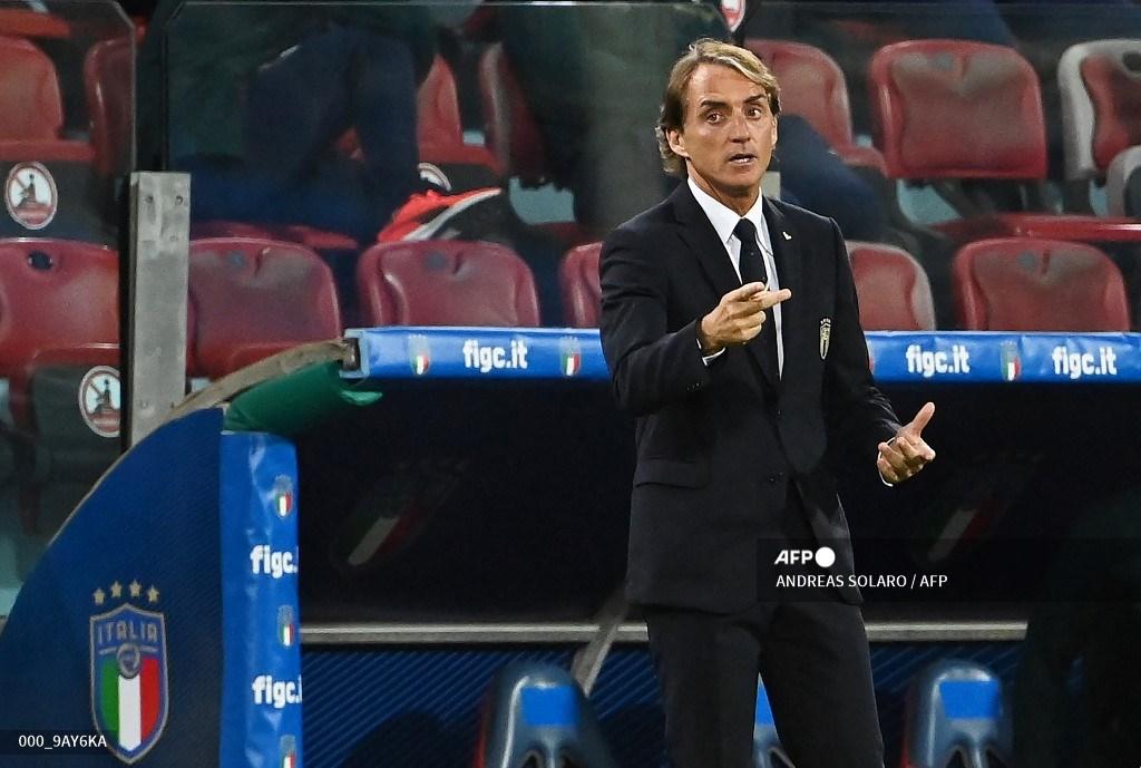 pelatih-italia-roberto-mancini-memberi-isyarat-saat-dia-memberikan-instruksi.jpg