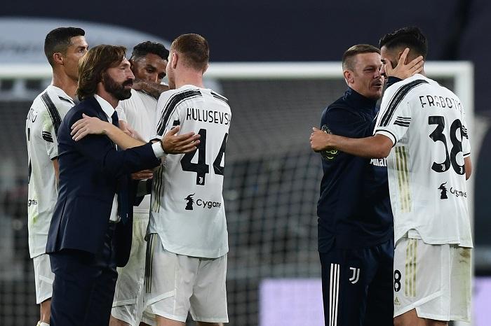 pelatih-juventus-italia-andrea-pirlo-kiri-mengucapkan-selamat-kepada-penyerang-juventus.jpg