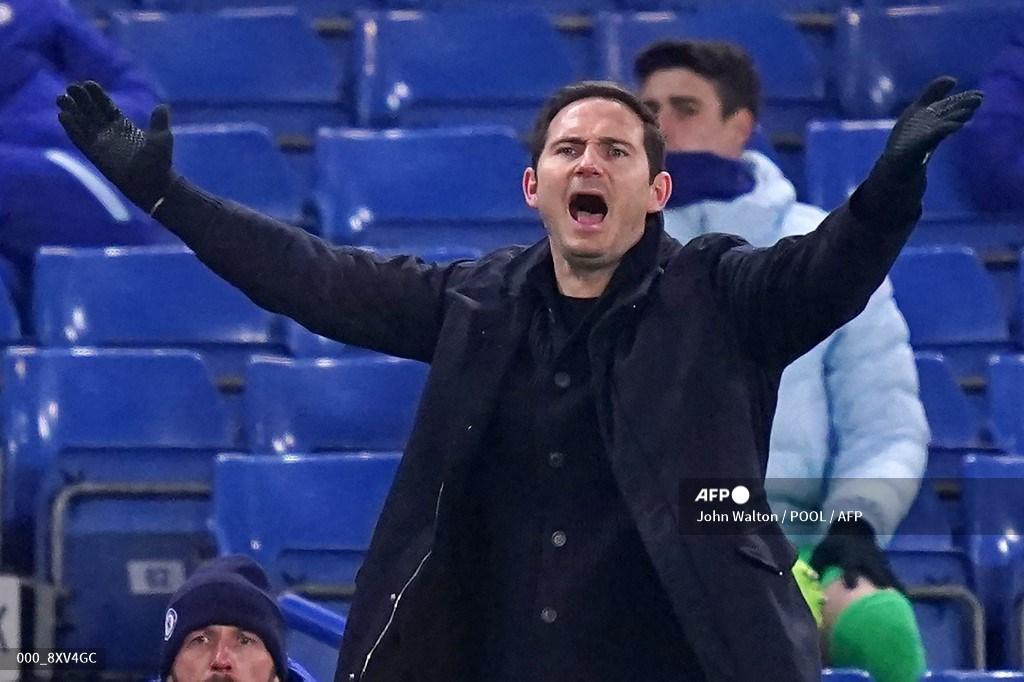 pelatih-kepala-chelsea-inggris-frank-lampard-memberi-isyarat-di-pinggir-lapangan.jpg