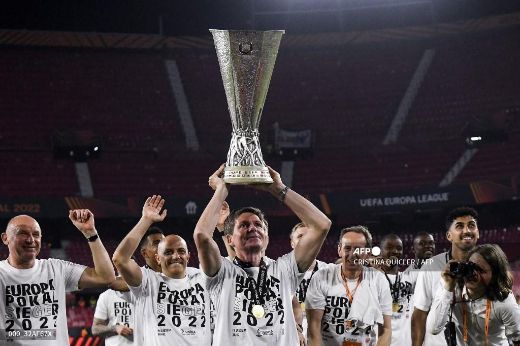 pelatih-kepala-frankfurt-austria-oliver-glasner-mengangkat-trofi.jpg