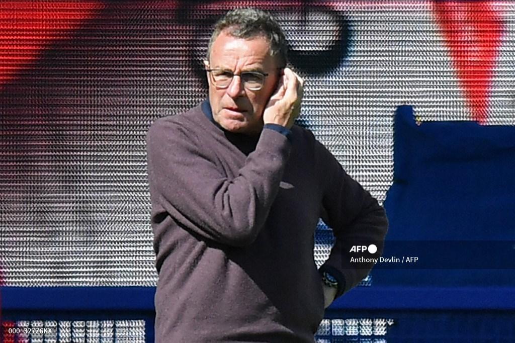 Pelatih kepala Manchester United German Ralf Rangnick terlihat selama pertandingan sepak bola Liga Premier Inggris antara Everton dan Manchester United di Goodison Park di Liverpool, barat laut Inggris pada 9 April 2022.