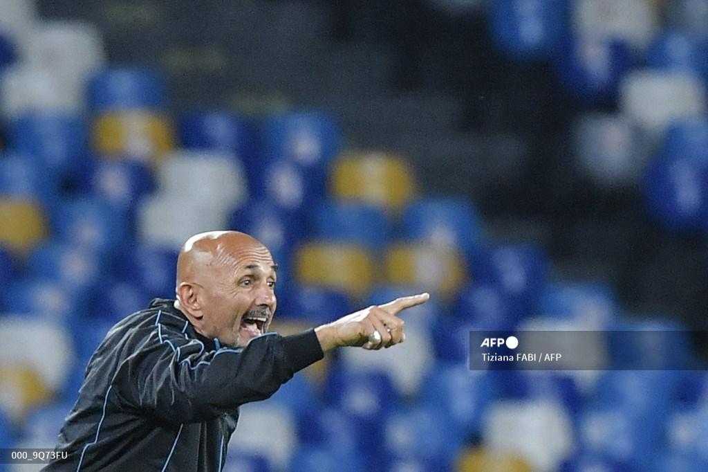 pelatih-kepala-napoli-italia-luciano-spalletti-memberikan-instruksi.jpg