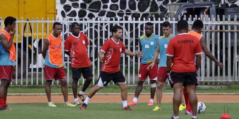 pelatih-kepala-persipura-jayapura-oswaldo-lessa-pimpin-latihan_20150413_180902.jpg