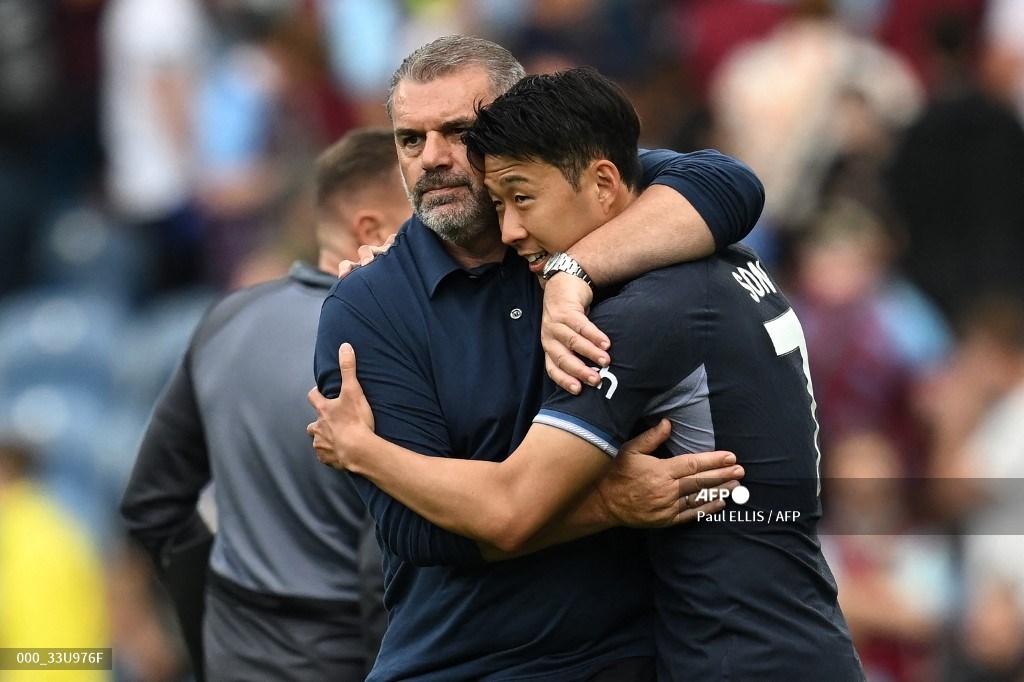 pelatih-kepala-tottenham-hotspur-yunani-australia-ange-postecoglou-dengan-son.jpg