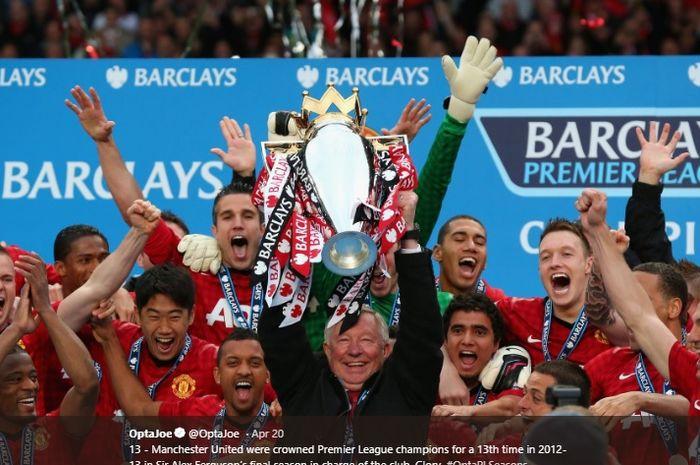 pelatih-legendaris-manchester-united-sir-alex-ferguson-mengangkat-trofi-liga-inggris.jpg