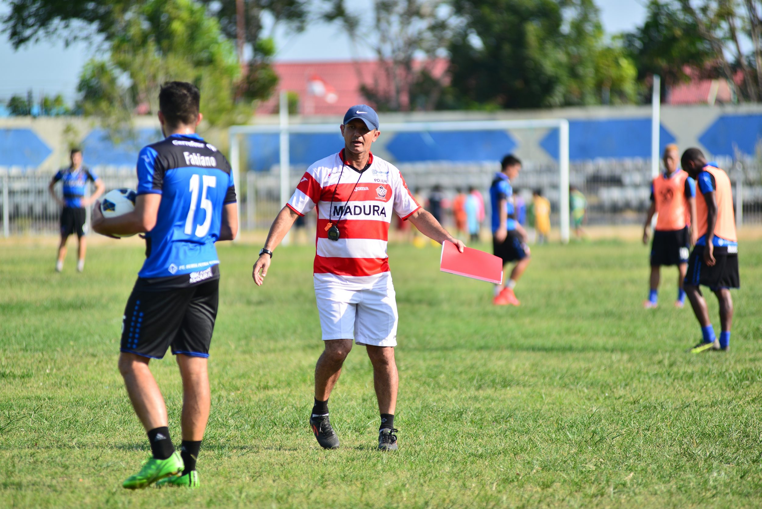 pelatih-madura-united-gomes-de-oliviera_20160314_122902.jpg