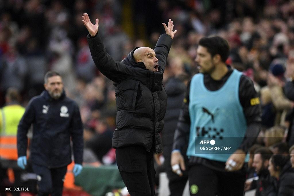 pelatih-manchester-city-pep-guardiola-memberi-isyarat-di-pinggir.jpg