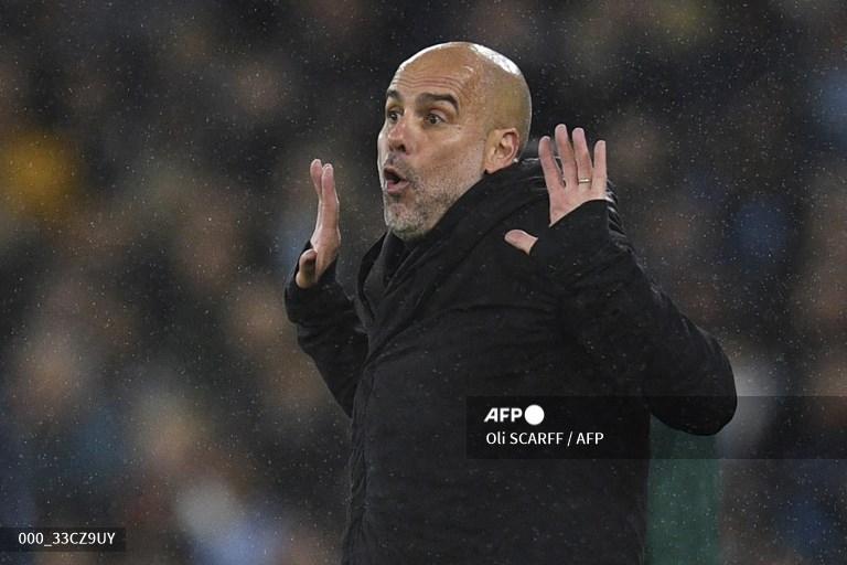 pelatih-manchester-city-pep-guardiola-saat-beri-arahan-di-tepi-lapangan.jpg