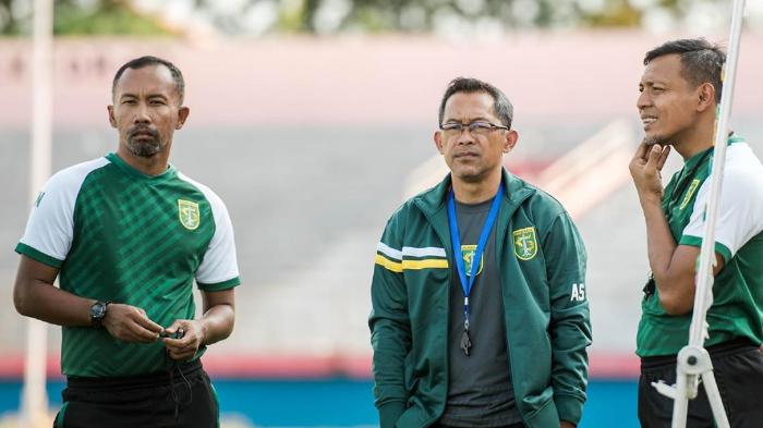 pelatih-persebaya-surabaya-aji-santoso-tengah.jpg