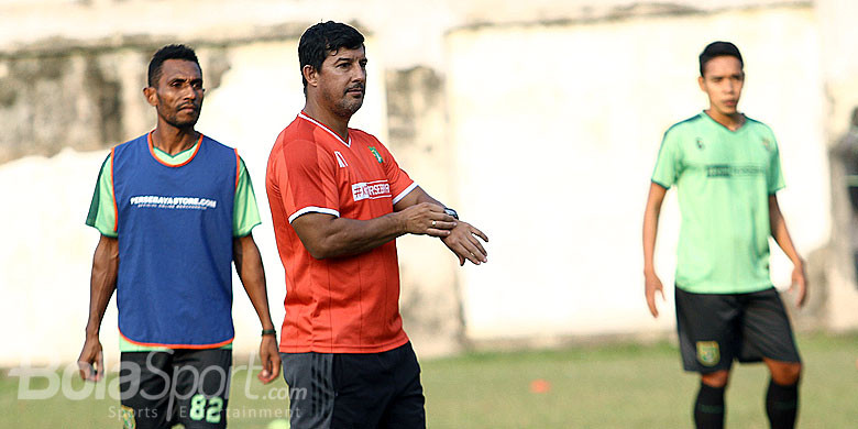 pelatih-persebaya-surabaya-angel-alfredo-vera_20180716_190651.jpg