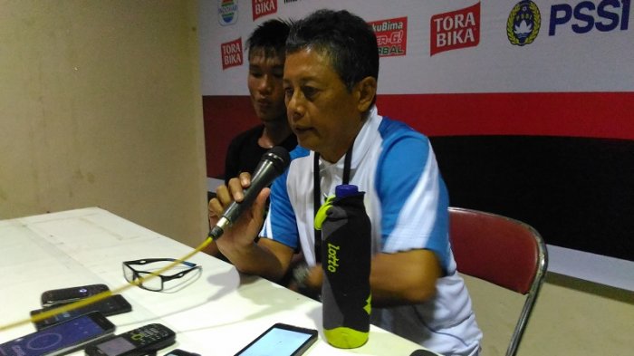 pelatih-persela-lamongan-herry-kiswanto-nur-hardianto_20170212_210247.jpg
