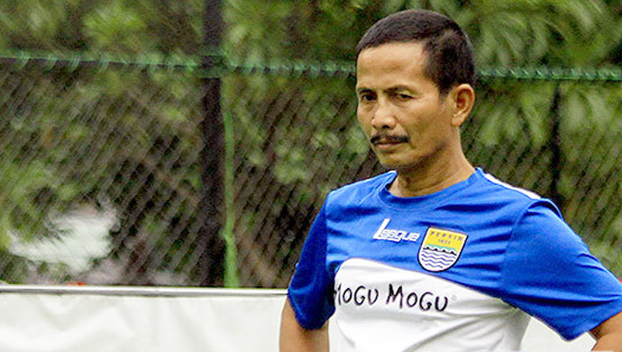 pelatih-persib-bandung-djadjang-nurdjaman-mikir_20141212_043334.jpg