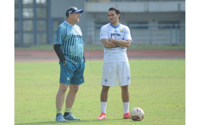 pelatih-persib-bandung-robert-alberts-berbincang-dengan-penyerang-barunya-ezra-walian.jpg