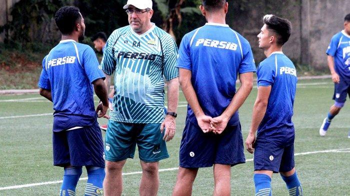 pelatih-persib-bandung-robert-rene-alberts-03.jpg