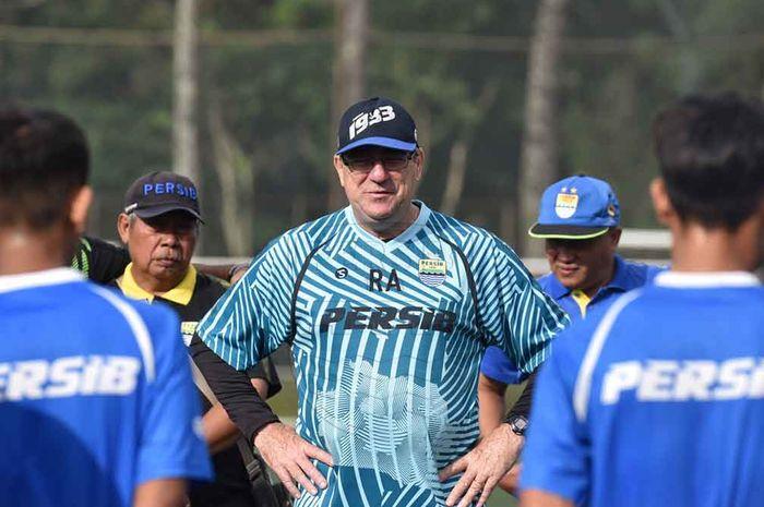 pelatih-persib-bandung-robert-rene-alberts-1.jpg