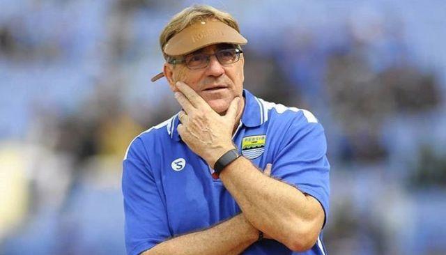 pelatih-persib-bandung-robert-rene-alberts-3.jpg