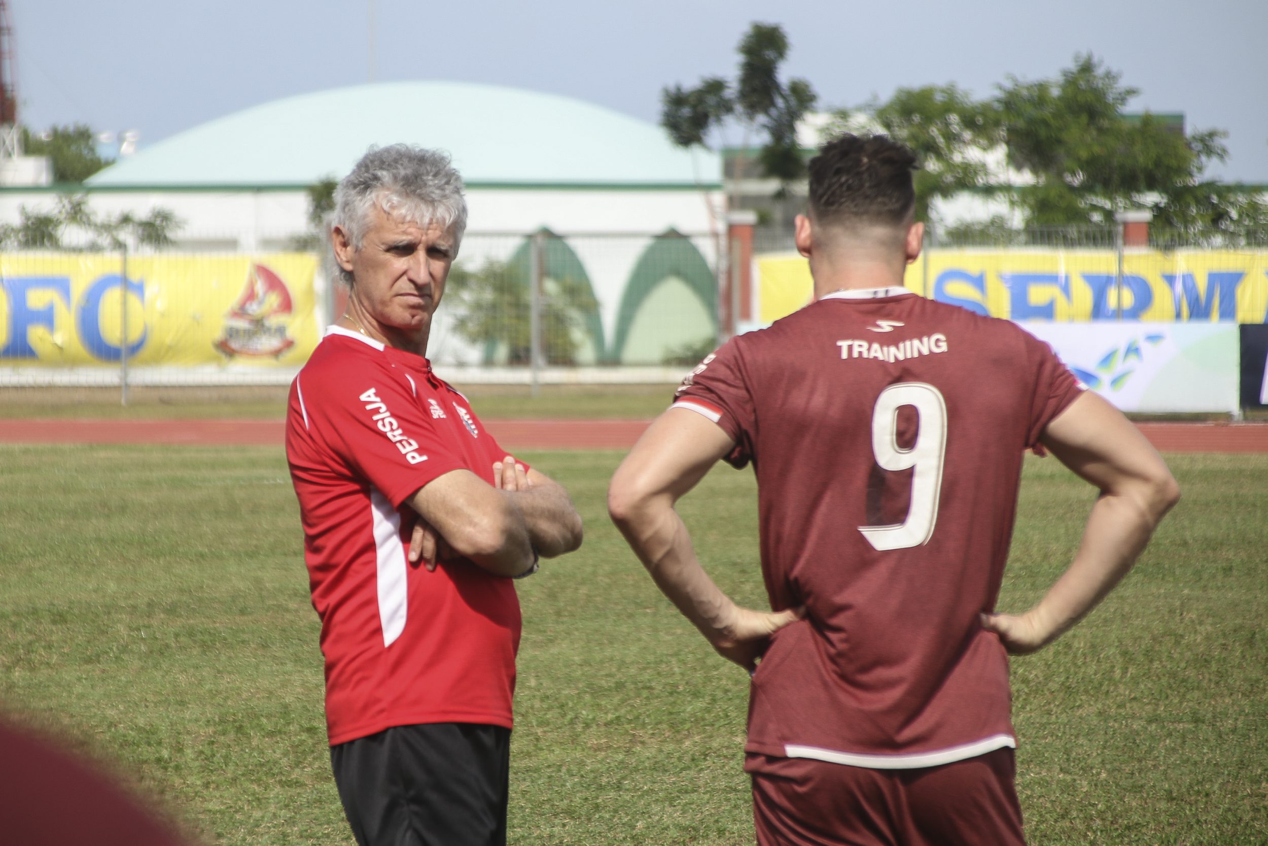 pelatih-persija-jakarta-ivan-kolev-memberikan-arahan_20190131_120111.jpg