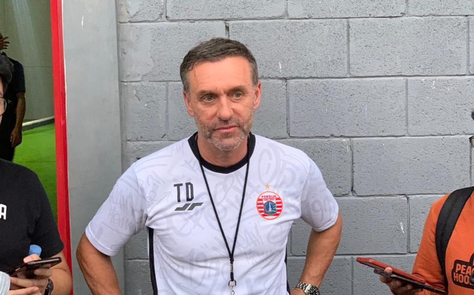pelatih-persija-jakarta-thomas-doll-dalam-sesi-latihan-di-nirwana-park.jpg