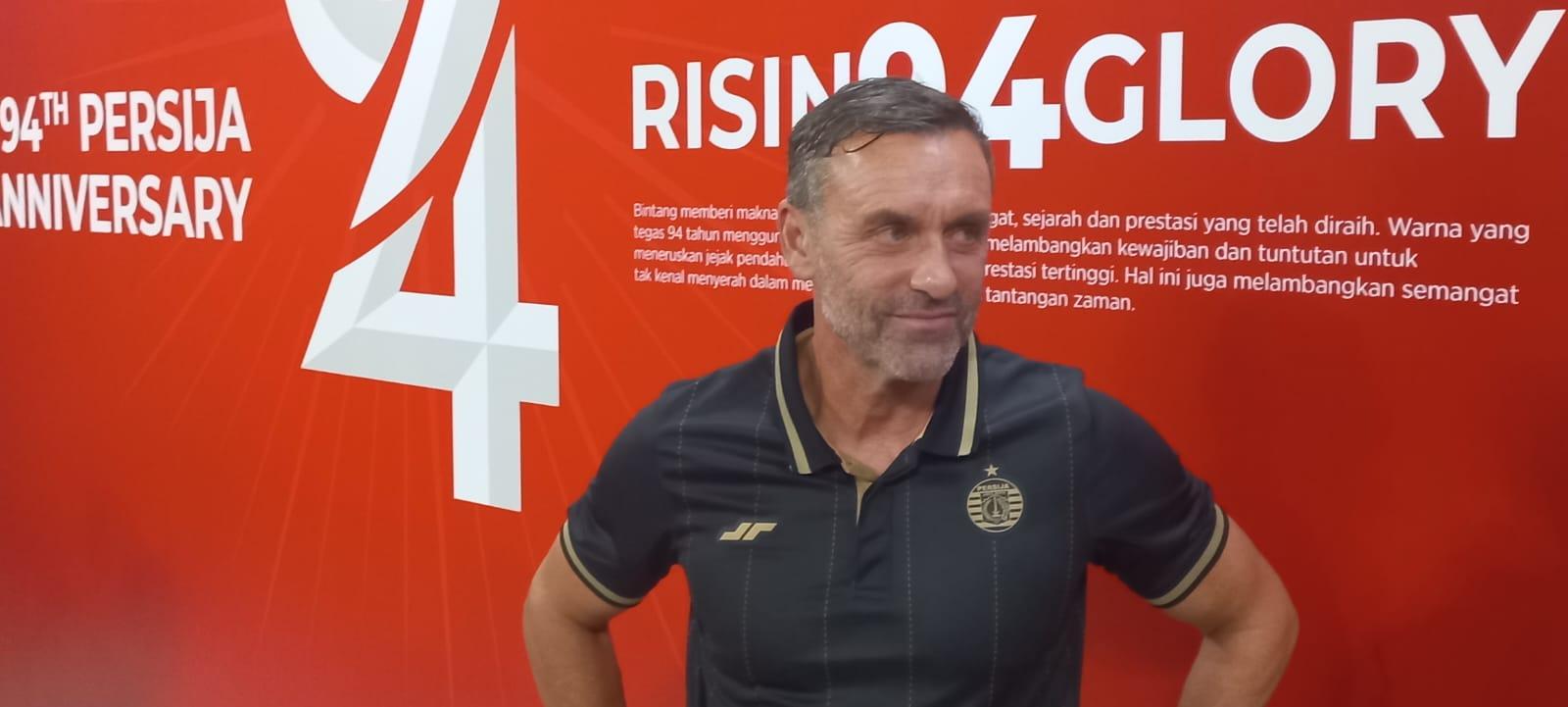 pelatih-persija-jakarta-thomas-doll-saat-diwawancarai-di-acara-perayaan-hari-ulang-tahun-persija.jpg