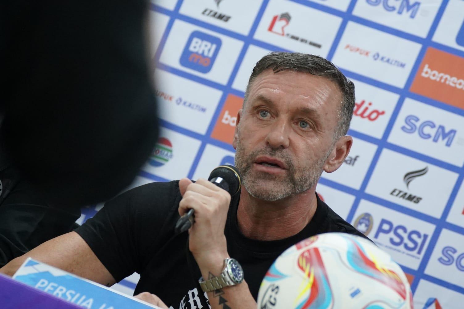 pelatih-persija-jakarta-thomas-doll-saat-hadir-dalam-sesi-pre-match-conference-kontra-borneo-fc.jpg