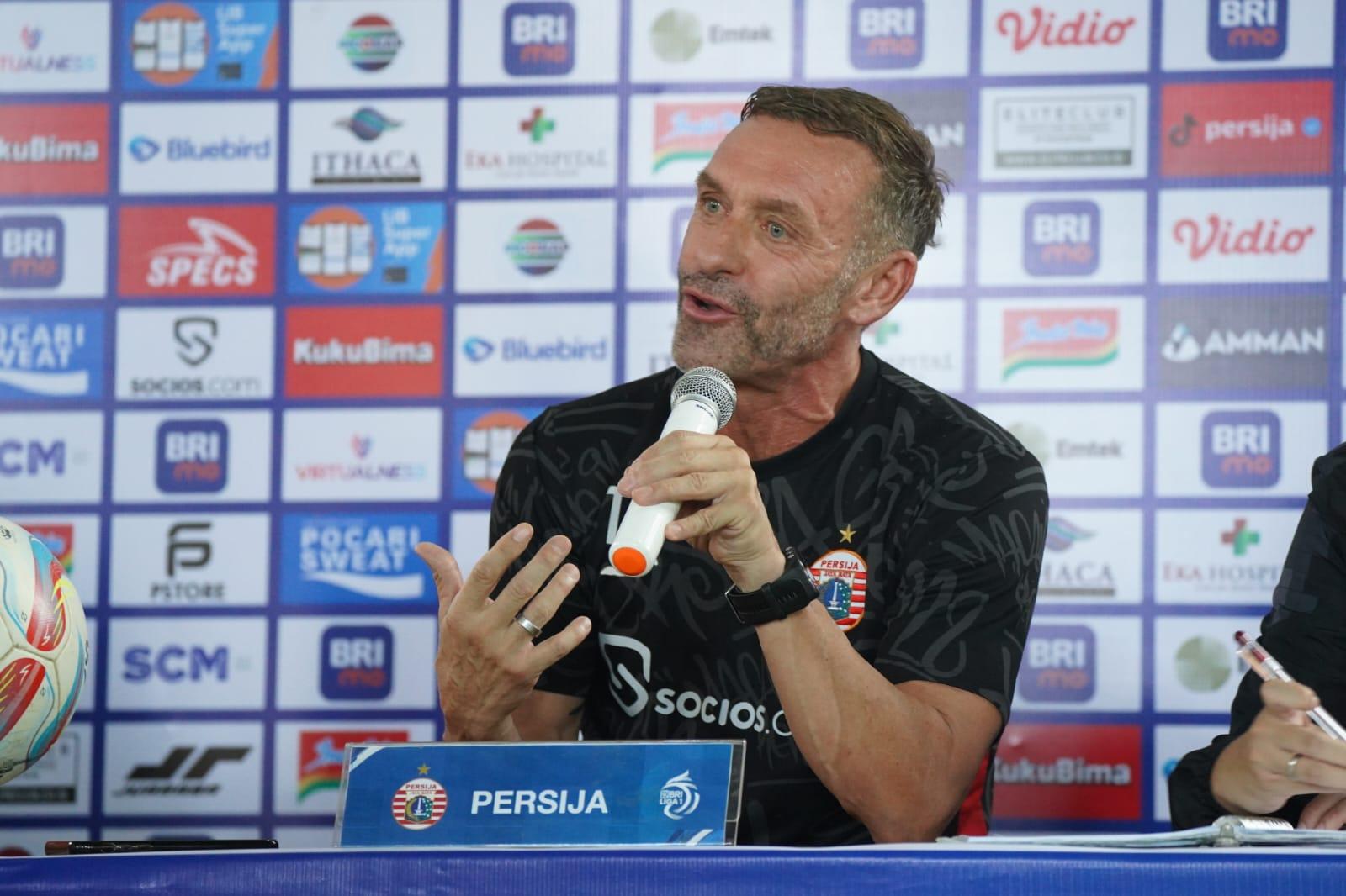 pelatih-persija-jakarta-thomas-doll-saat-hadir-dalam-sesi-pre-match.jpg