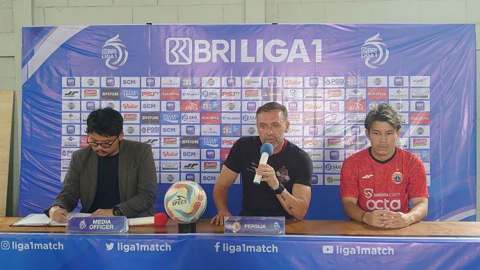 pelatih-persija-jakarta-thomas-doll-tengah-dalam-sesi-jumpa-pers.jpg