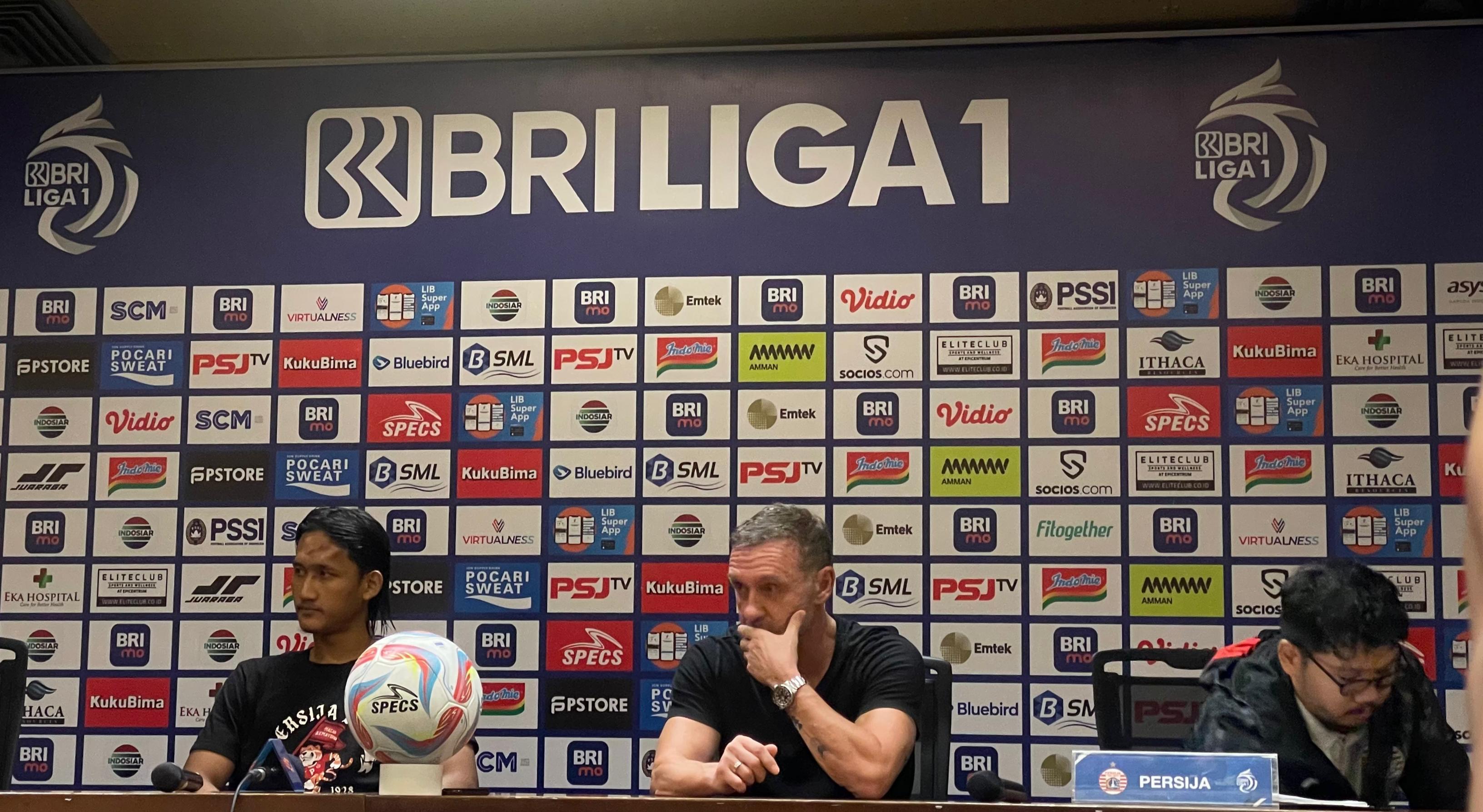 pelatih-persija-thomas-doll-tengah-dalam-konferensi-pers.jpg