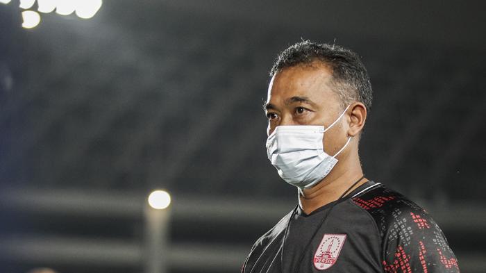 pelatih-persis-solo-eko-purjianto-memimpin-timnya-menjalani-official-training.jpg