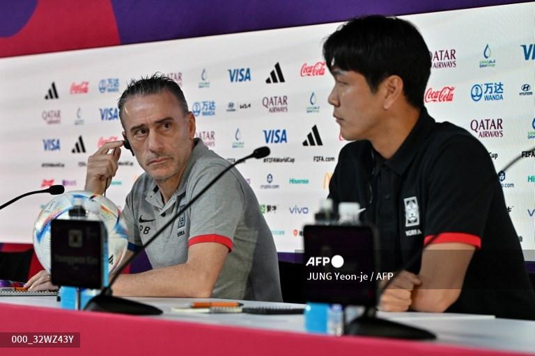 pelatih-portugal-korea-selatan-paulo-bento-dan-bek-korea-selatan-kim-young-gwon.jpg